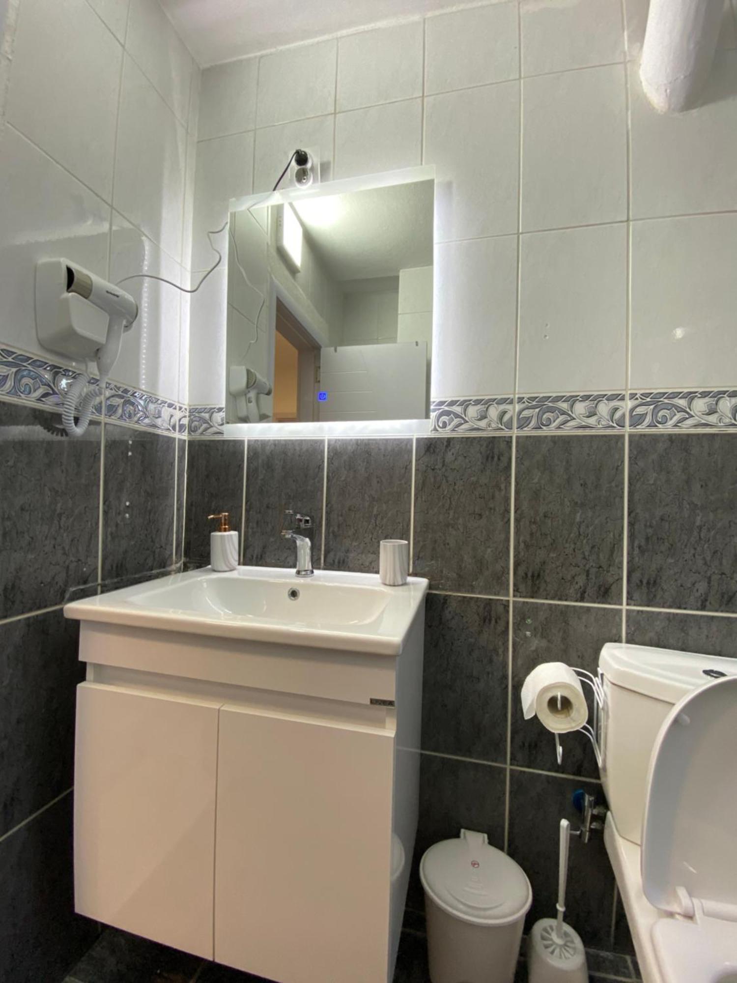 Hotspot Apartments - City Center Pristina Esterno foto