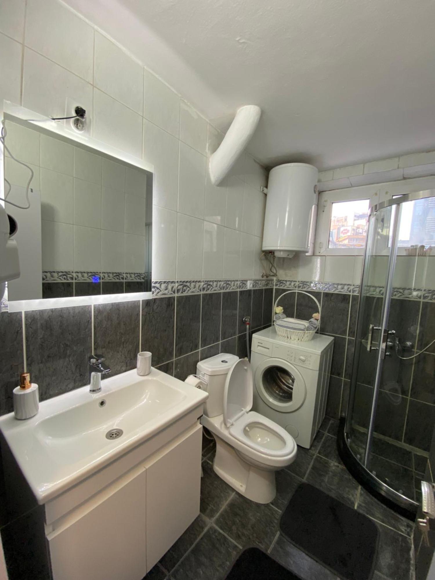 Hotspot Apartments - City Center Pristina Esterno foto