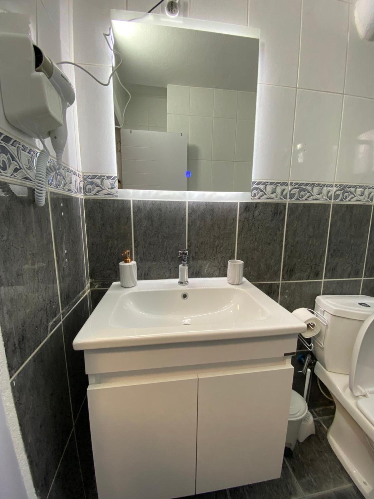 Hotspot Apartments - City Center Pristina Esterno foto