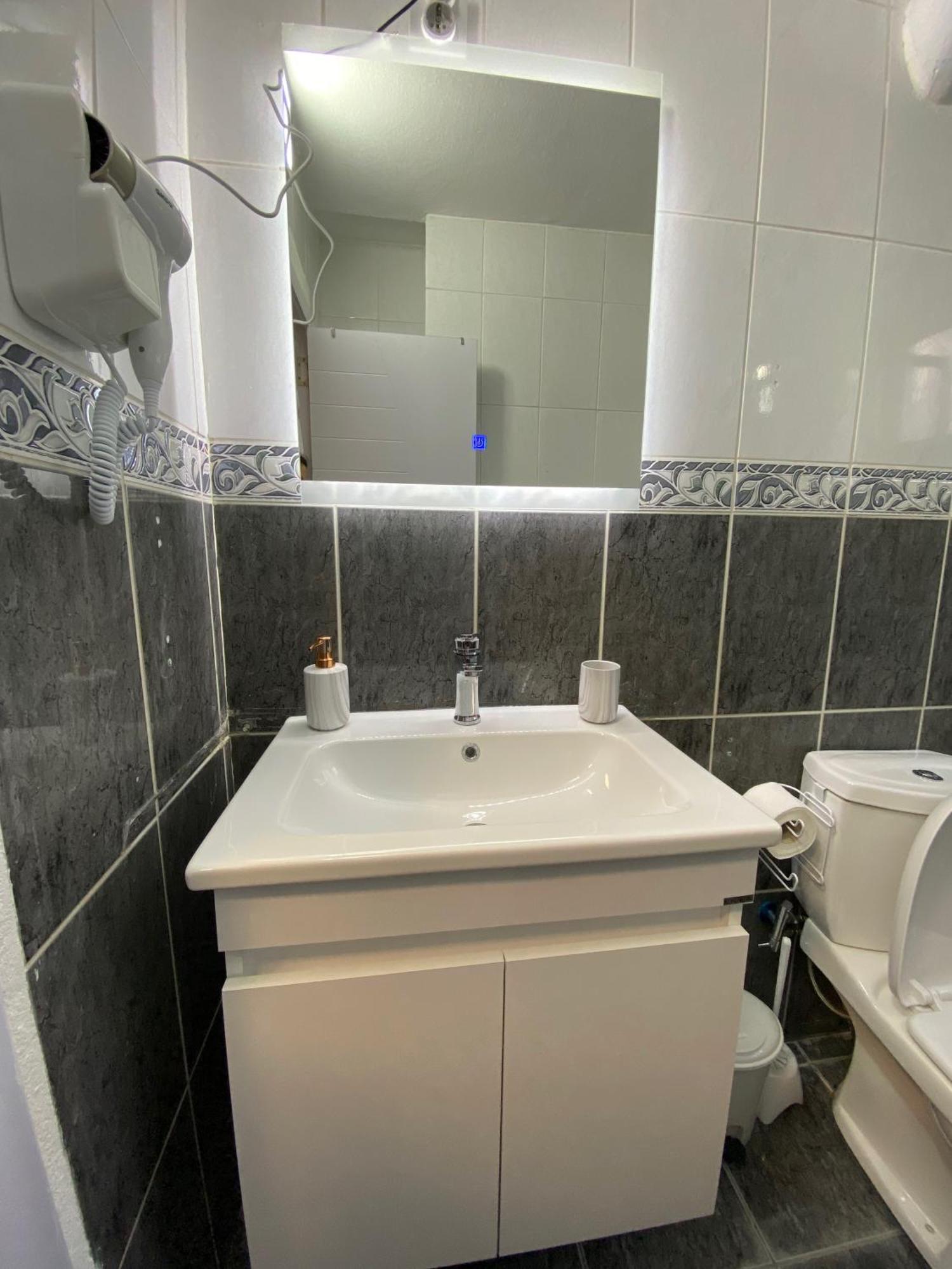 Hotspot Apartments - City Center Pristina Esterno foto